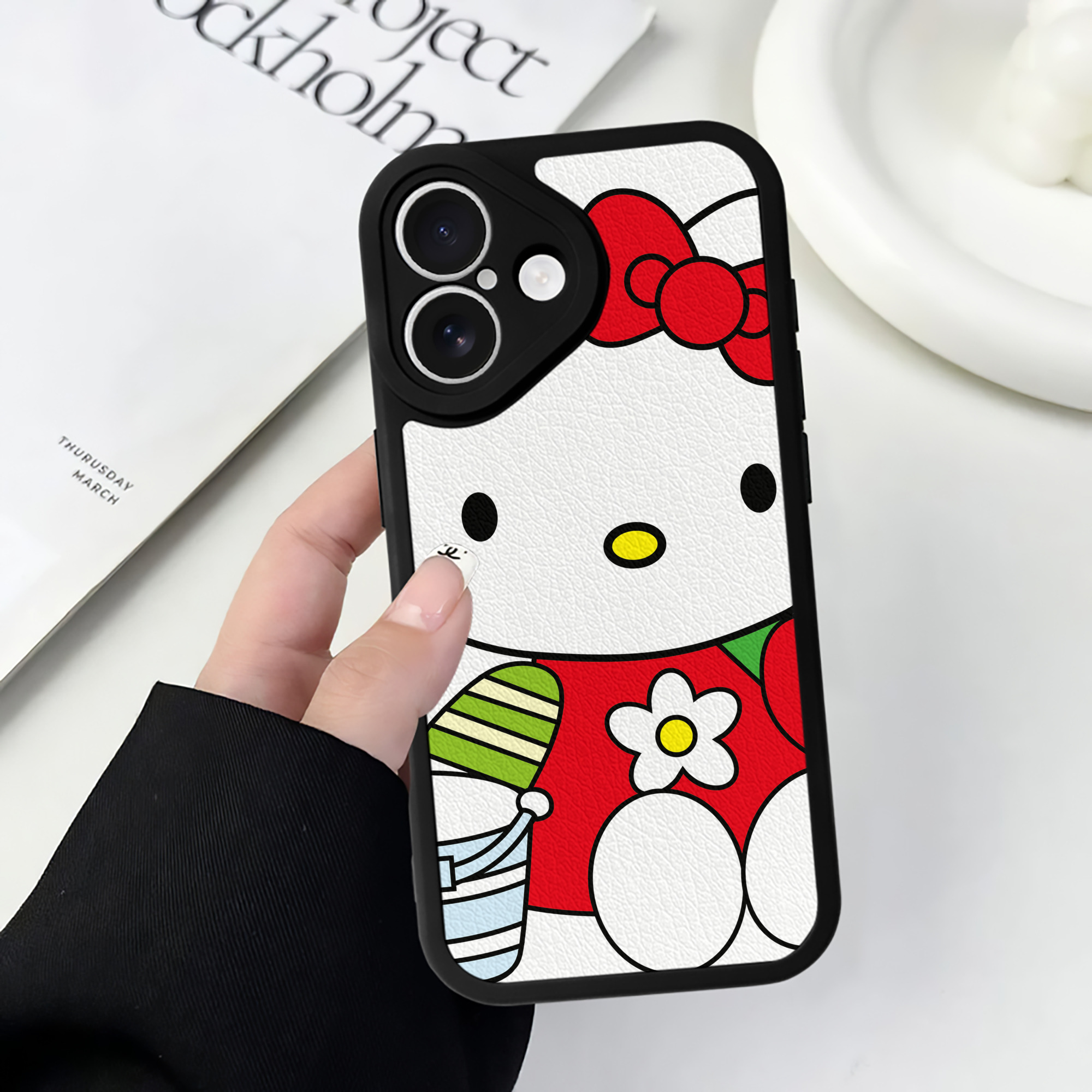 （画像用） Hello Kitty ハローキティ 【iPhone 16シリーズ対応】シリコンスマホケース（レザー調） 材質：シリコン